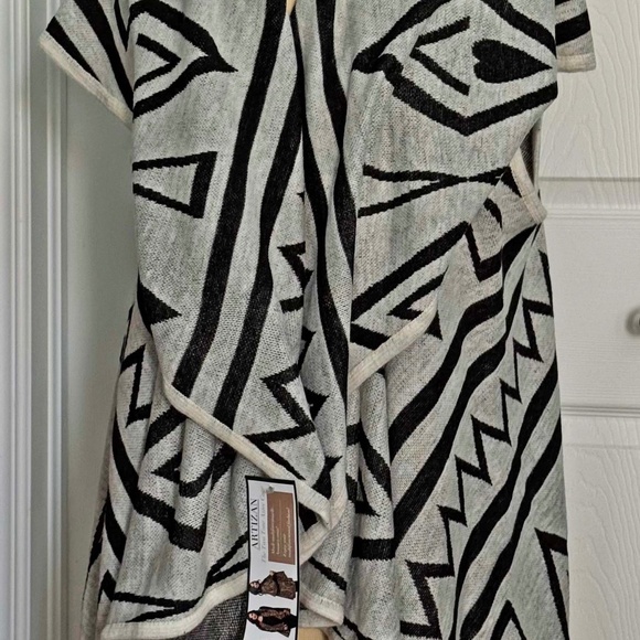 CAPE, TWO TONE AZTEC, GREY/BLACK, ARTIZAN ROBIN BARRE, ONE SIZE, TAGS ON, - Picture 1 of 7